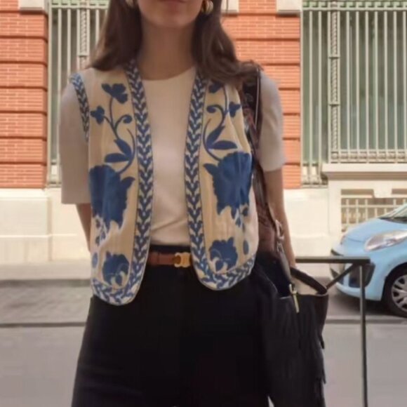 Blue and White Embroidered Vest Top Size L - Picture 10 of 10